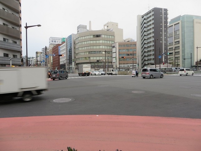 交差点付近のコンビニは迷惑千万！？（写真はイメージです）
