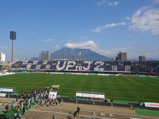 観戦客が撮影した「UP to J2」のコレオグラフィー（写真提供：のほほん蹴球見聞録（＠nohohon_kenbun）さん）