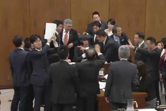衆院での実質的審議が17時間にとどまったことには批判的な論調が大半だった（写真は衆院インターネット中継から）