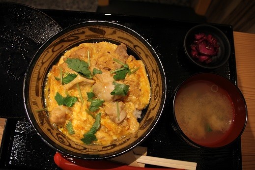 「親子丼」はシジミの味噌汁と漬物付き