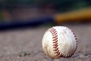 頭部死球をネタに「おふざけ実況」...　フジ「珍プレー」番組に批判殺到