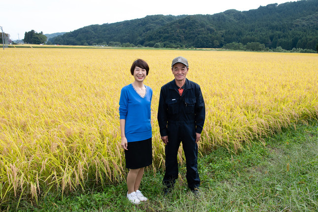 天栄米がつくる「黄金のじゅうたん」 澁谷梨絵さん（左）と天栄米栽培研究会の班目義雄会長