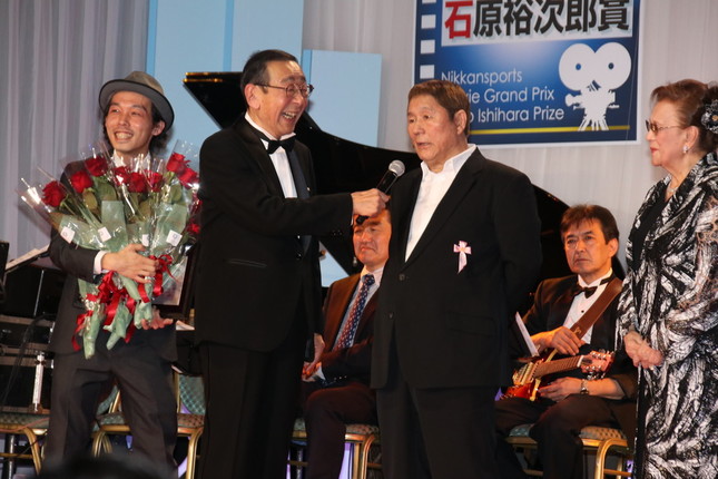 毒舌をふるった北野武監督（右から２番目）