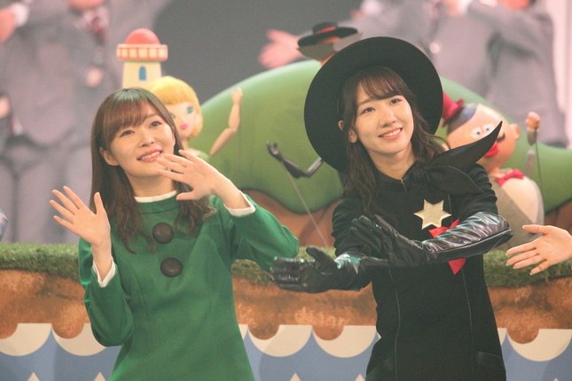企画コーナー「夢のキッズショー」には、AKB48グループからは指原莉乃さん（左）と柏木由紀さん（右）が出演している