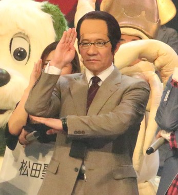 リハーサルで三津谷寛治に扮する内村光良さん