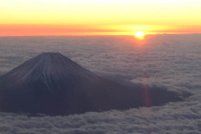 フライトは南アルプス市の上空19000フィート（約5800メートル）で初日の出を待った