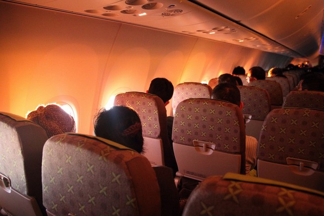 機内に赤い光が差し込むと、乗客から歓声が上がった