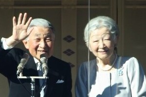 一般参賀、平成最多の15万人超が皇居へ　閉門遅らせ「お出まし」急きょ2回追加