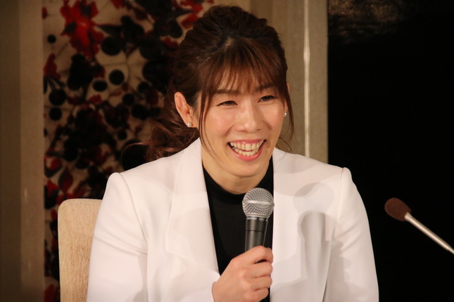 会見する吉田沙保里さん