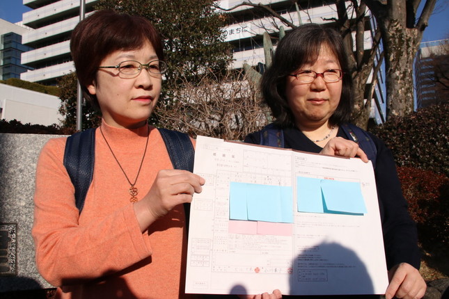婚姻届を提出した大江千束さん（右）と小川葉子さん