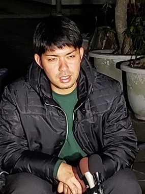 疲れをみせながらも、しっかりとした口調で会見に応じる元山仁士郎さん=2019年1月17日の夜