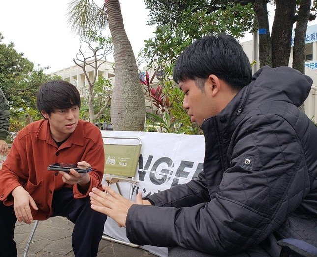 ウーマンラッシュアワーの村本大輔さんからインタビューを受ける元山さん