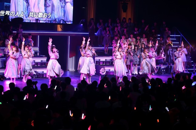 10位にランクインした「世界の人へ」を披露するNGT48