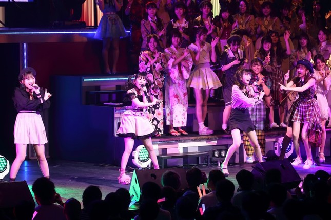 2位に入ったHKT48「ロマンティック病」。指原莉乃さんらがひな壇から応援した
