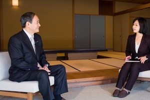 菅長官の視線は「中国」に　香港テレビ「異例」インタビューに透けた本気度