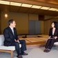 菅長官の視線は「中国」に　香港テレビ「異例」インタビューに透けた本気度