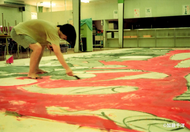 美術家は帰国後に起きた天安門事件への怒りと悲しみを巨大な絵にぶつけた。1989年夏、大阪で