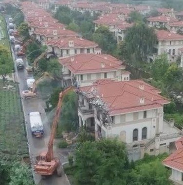 取り壊される秦嶺国立公園の高級別荘＝中国中央テレビから