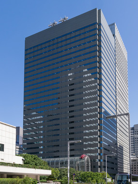 オリンパス本社がある新宿モノリスビル（Rs1421さん撮影、Wikimedia Commonsより）
