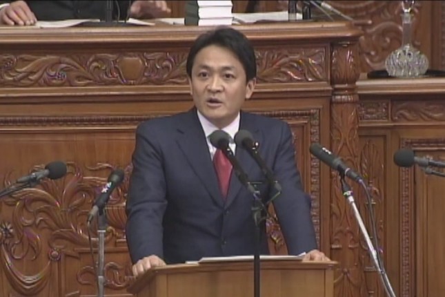 衆院本会議で質問する立憲民主党の玉木雄一郎代表。タブレット端末の使用が許可されなかった（写真は衆院インターネット中継から）