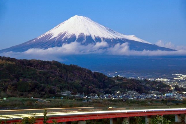 東名高速道路はまさに日本の大動脈