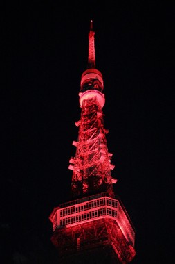 赤くライトアップされた東京タワー。春節に合わせてライトアップされるのは初めてだ