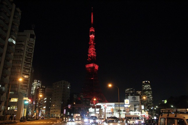 赤くライトアップされた東京タワー。春節に合わせてライトアップされるのは初めてだ