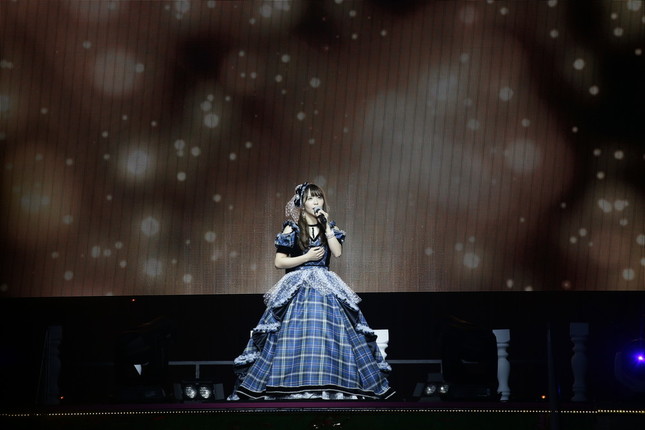 粉まみれになる直前の松村香織さん （c）AKS