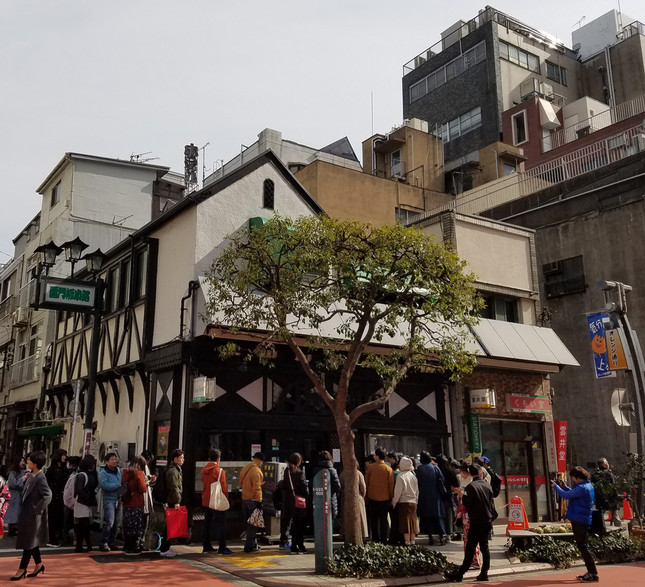 木造のアンヂェラス。中は3階になっている。