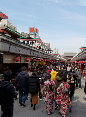 復刻した浅草の賑わい。仲見世商店街は整備された。