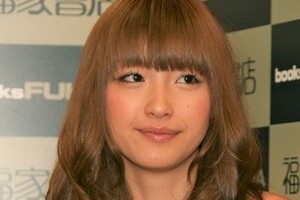 木下優樹菜、カズとのハグ動画にファン「めちゃめちゃ乙女」「10歳若返ってる」