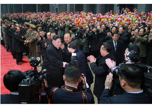 ベトナム訪問を終えて特別列車で平壌駅に戻った北朝鮮・朝鮮労働党の金正恩委員長（写真は労働新聞ウェブサイトから）