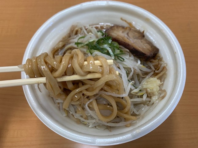 うどんのような太い麺が特徴だ