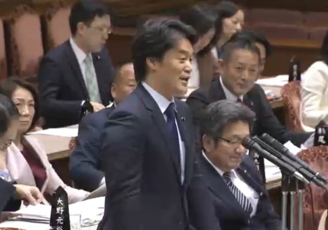 国会での質問に立つ立憲民主党会派の小西洋之参院議員（写真は参院インターネット審議中継から