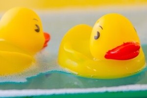 アヒルのおもちゃが「くしゃみ」誘発？　温泉施設が「客の指摘」を徹底検証したワケ