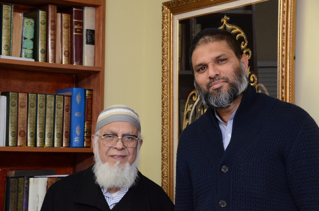 「マスジド大塚」のシディキ・アキールさん（左）とクレイシ・ハールーンさん