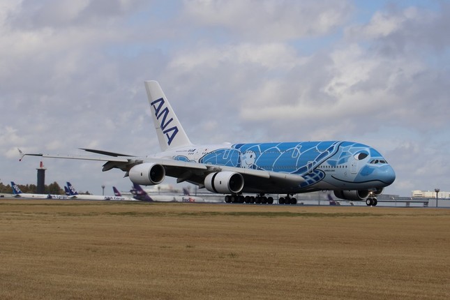 成田空港に着陸した全日空（ANA）のA380型機。日本の航空会社にA380が納入されるのは初めてだ