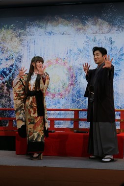 「見得」の切り方を教える片岡愛之助さんと、それを教わるきゃりーぱみゅぱみゅさん