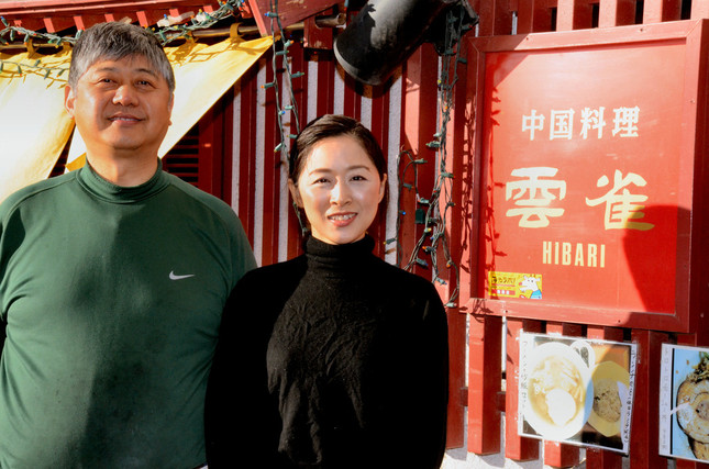 二人三脚で店を切り盛りする韓輝さん（左）・培霞さん夫妻