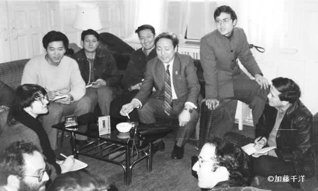 外国メディアの記者たちと談笑する劉賓雁（中央の背広姿）。1985年1月、北京の中華全国新聞工作者協会の応接室で