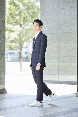 白いスニーカーを合わせた就活のコーディネートも提案