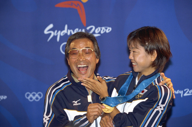 2000年、シドニー五輪を制した愛弟子・高橋尚子さんと（写真：青木紘二/アフロスポーツ）