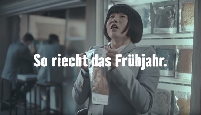 アジア人女性が 白人男性の下着 をかいで ドイツ企業cmが 日本揶揄 差別的と物議 J Cast ニュース 全文表示