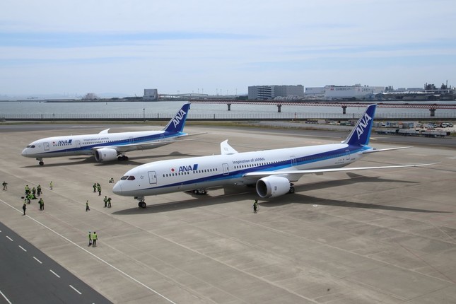 ボーイング787-8型機（奥）とボーイング787-10型機（手前）。787-10の方が11.6メートル長い