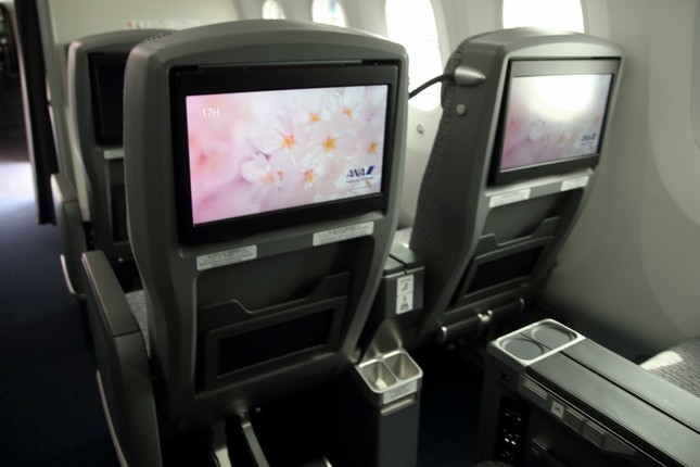 プレミアムエコノミー。モニターの大きさは15.6インチだ