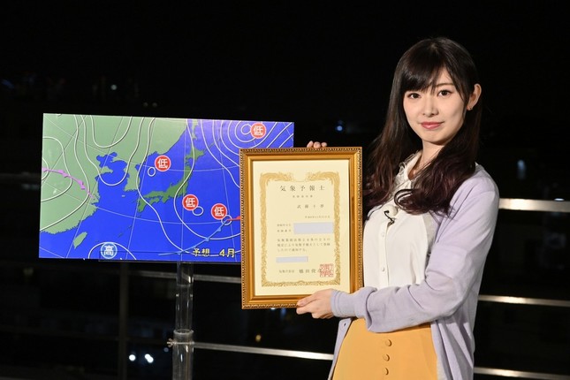 気象予報士の国家試験に合格したAKB48の武藤十夢さん （C）東北新社