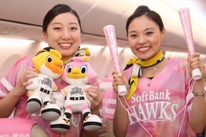 カープ女子に対抗心むき出し　いざゆけ「タカガール」ジェット