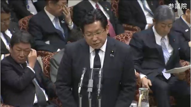 4月4日の参院決算委員会で答弁する塚田一郎氏（写真は、参院インターネット審議中継サイトから）