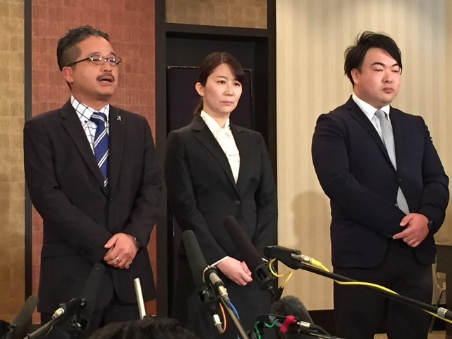 （左から）松村匠・AKS運営責任者兼取締役、早川麻依子・NGT48劇場支配人、岡田剛・同副支配人