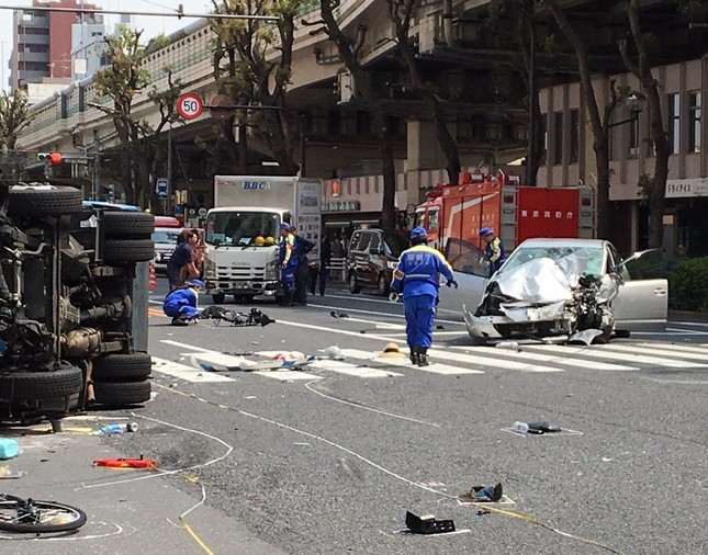 東京・池袋で起きた事故の現場。暴走し大破した乗用車（右）と、衝突され横転したゴミ収集車（左）（一部加工、ユーザー提供）